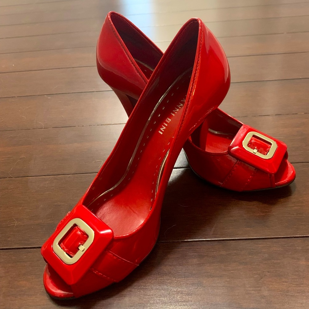🎩 Ruby Red Peep Toe Pumps – Dorothy Approved! 👠
Size 8.5 | 3.5” Heel